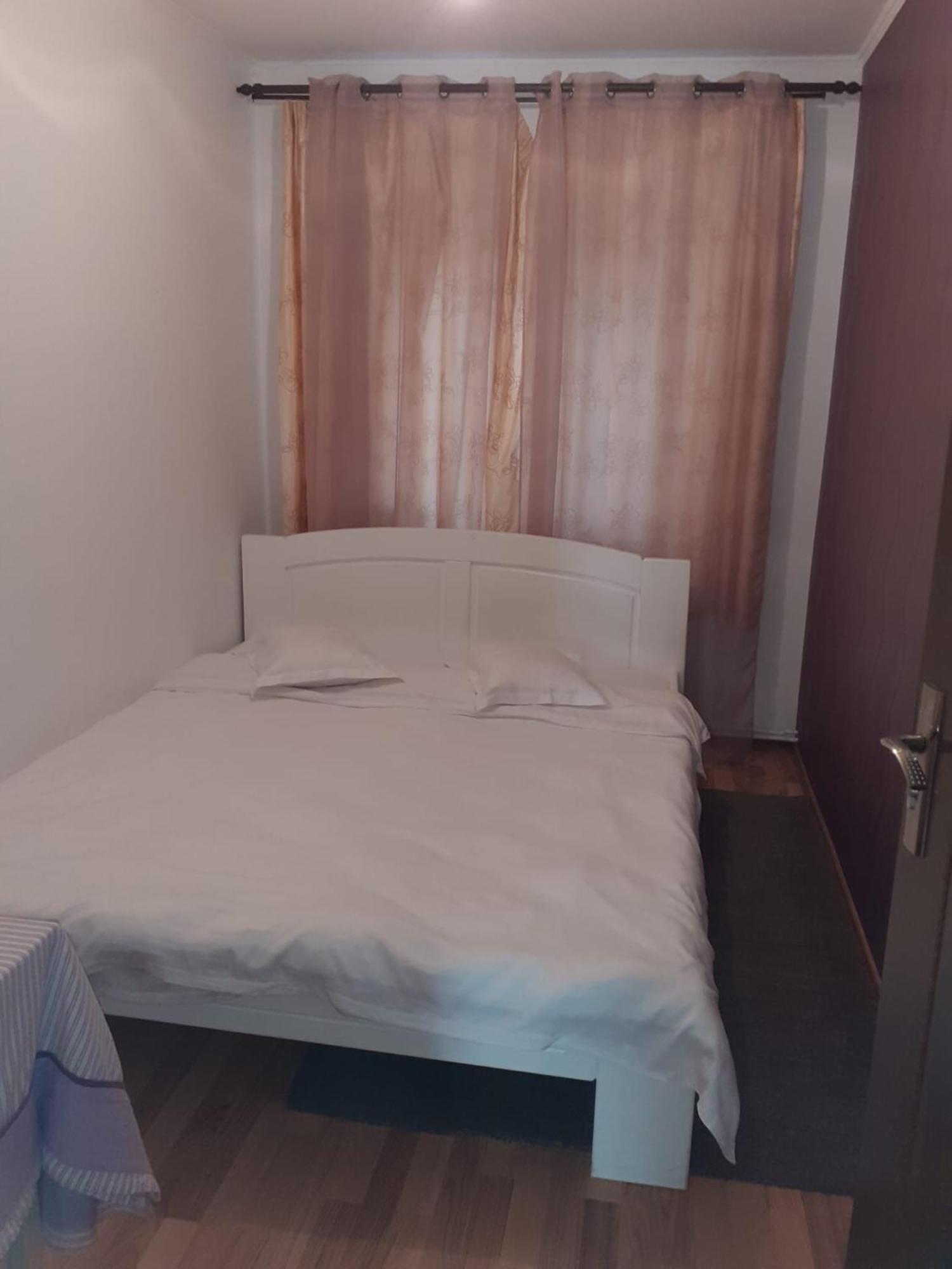 Apartament Cu 3 Camere La Poala Muntilor Fagaras Виктория Экстерьер фото